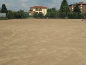 Campo da calcio pronto per la semina